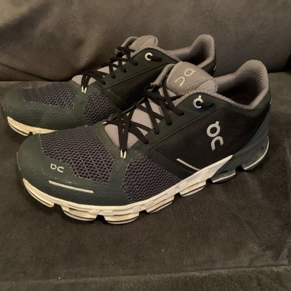 On Cloud Swiss Engineering Women’s Cloudflyer, Black Road Running Shoes 10.5